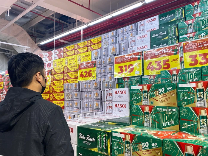 Bia Tết giảm giá sớm, ế khách dù bốc thăm tặng tiền, vé xem Word Cup 2026